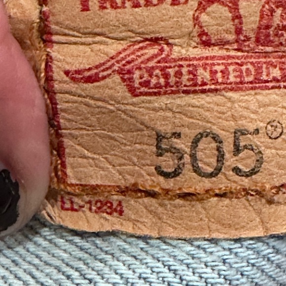 LEVIS 505 VINTAGE WOMENS 36/30  Distressed Light Blue Denim Shorts - Picture 13 of 13